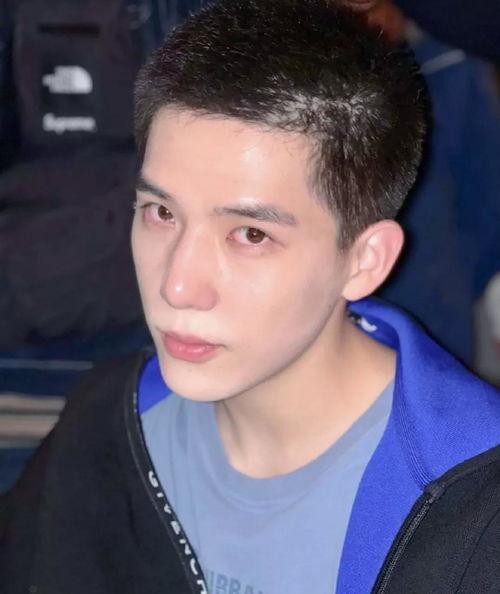 抖音吃瓜男网红寸头深圳,揭秘网络红人幕后生活